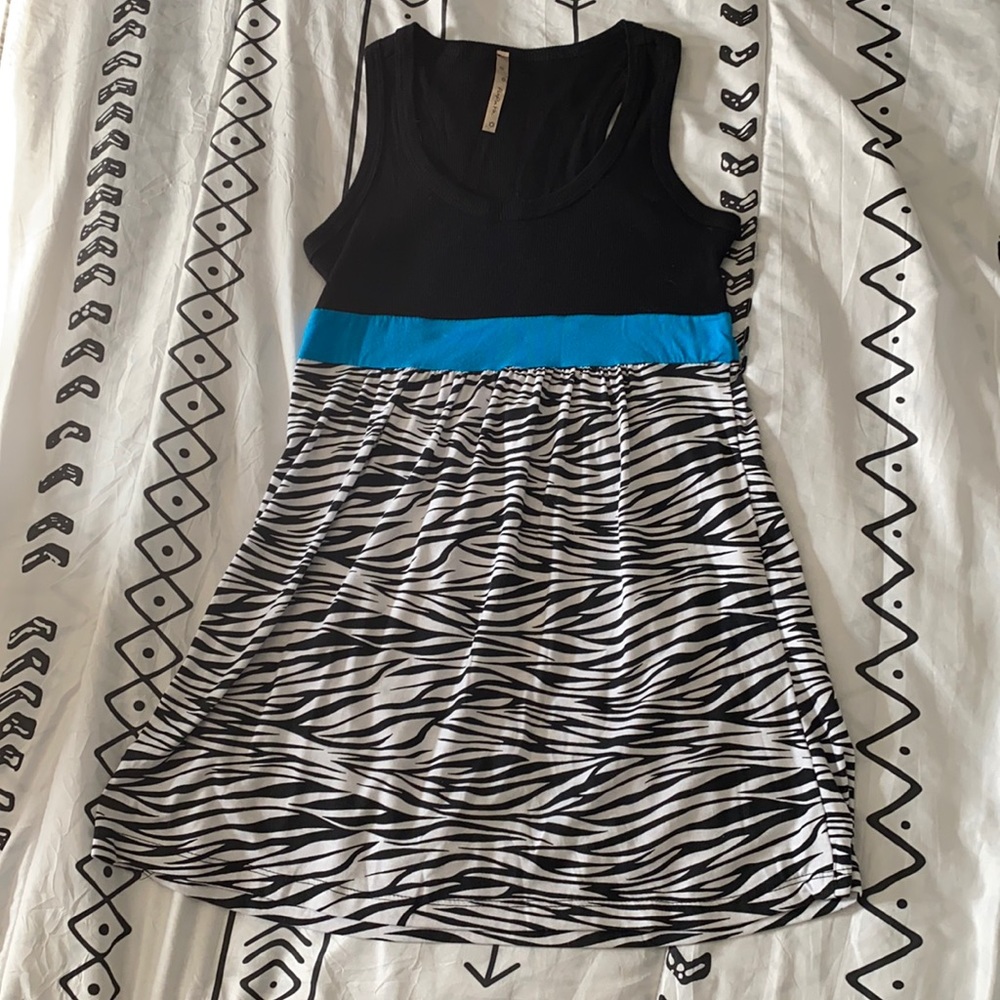 Flowy zebra tank